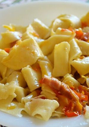 Una foto de Pappardelle caseros con bacon y hortalizas