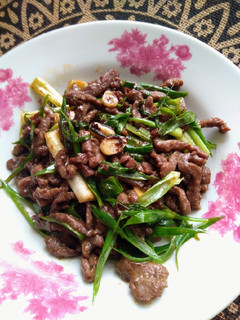 蒜香空心菜炒牛肉（低醣生酮餐）（家常菜）（簡單料理）（10分鐘快速料理） 的食譜成品照片