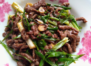 蒜香空心菜炒牛肉（低醣生酮餐）（家常菜）（簡單料理）（10分鐘快速料理） 的食譜成品照片