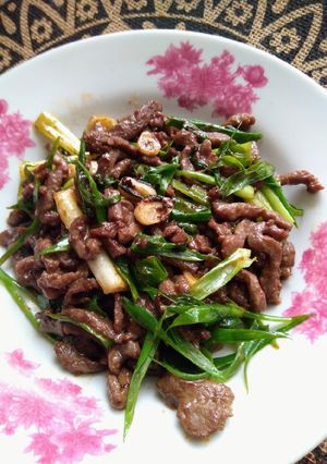 A picture of Garlic Water Spinach Stir-Fried with Beef (Low-Carb Keto Meal) (Home Cooking) (Simple Recipe) (10-Minute Quick Dish).