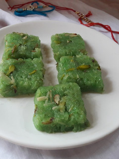 लौकी की बर्फी (Lauki ki barfi recipe in Hindi) रेसिपी मुख्य फोटो