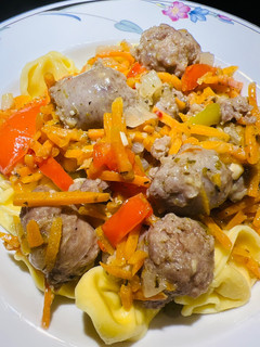 A picture of Tortellini with Bratwurst.