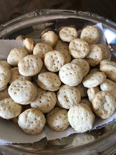 Una foto de Bizcochitos salados con 2 ingredientes
