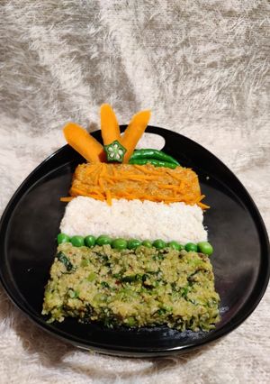 डिलिशिअस तिरंगा दलिया (tiranga daliya recipe in marathi) रेसिपी चे मुख्य फोटो 