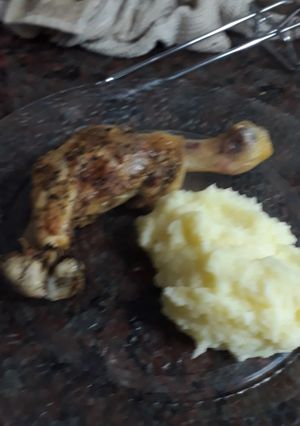 Una foto de Pollo con puré.grace