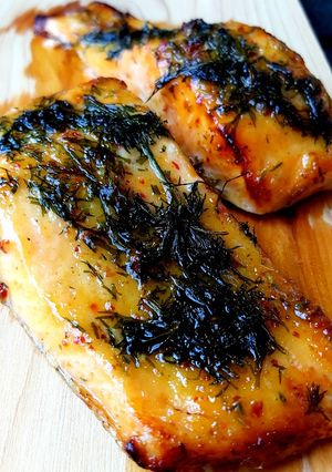 Une photo de Saumon sur planche de cèdre au barbecue