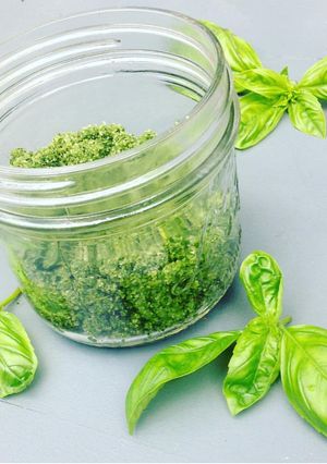 Une photo de *Sel rose aromatisé au basilic*