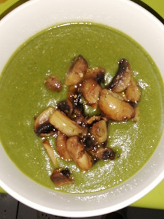 Una foto de Crema de verduras con champiñón salteado