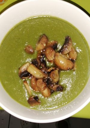 Una foto de Crema de verduras con champiñón salteado