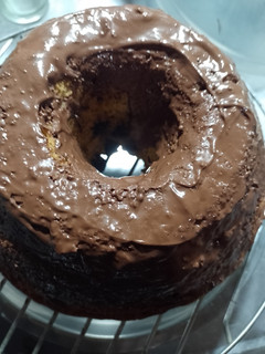 Una foto de Torta de mandarina con chips y baño de chocolate (sin tacc)