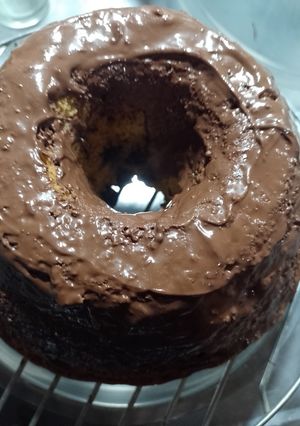 Una foto de Torta de mandarina con chips y baño de chocolate (sin tacc)