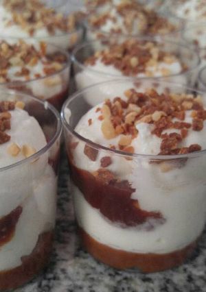 Una foto de Mousse de marroc y dulce de leche