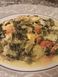 Una foto de Verduras con huevos y queso de cabra