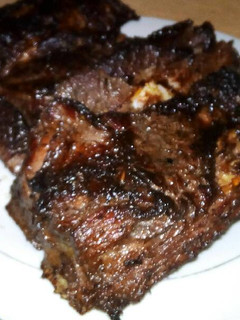 Una foto de Costilla de cerdo a la parrilla con vino tinto