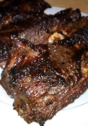Una foto de Costilla de cerdo a la parrilla con vino tinto