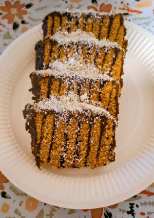 Csíkos Csokis Süti - sütés nélkül /teljes kiőrlésű kekszel/ recept fotója