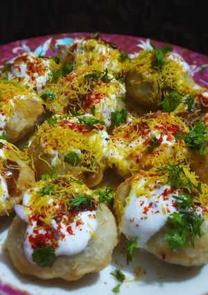 A picture of Dahi puri.