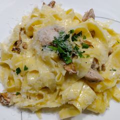A picture of Pappardelle with chicken, chanterelles and cream.