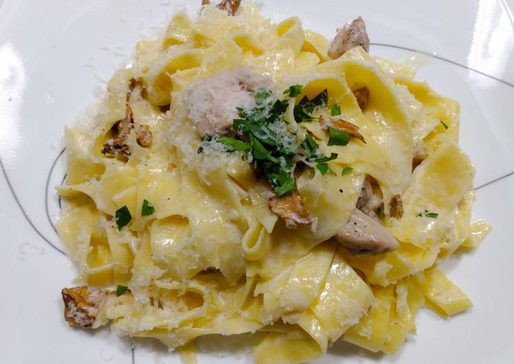 Pappardelle with chicken, chanterelles and cream