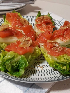 Una foto de Cogollos de lechuga con salmón