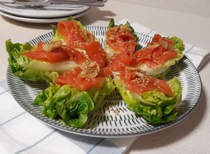 Una foto de Cogollos de lechuga con salmón