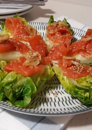 Foto principal de Cogollos de lechuga con salmón
