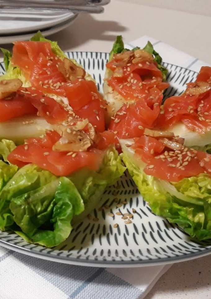 Una foto de Cogollos de lechuga con salmón