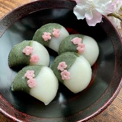 A picture of Japanese Kawaii Kusa-Mochi.