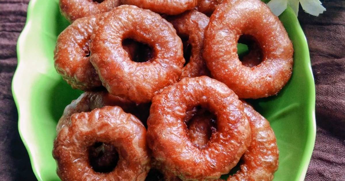 Kue Cincin Tradisional: Tumpukan Kue Cincin berwarna cokelat keemasan dengan bentuk khas cincin