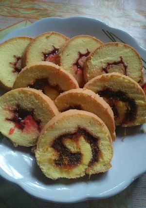 Foto resep Bolu gulung 2 rasa strawberry dan nenas.