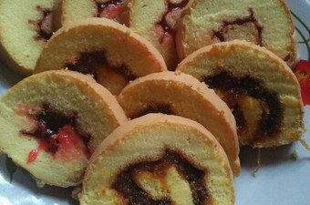 Resep Bolu gulung 2 rasa strawberry dan nenas. Murah