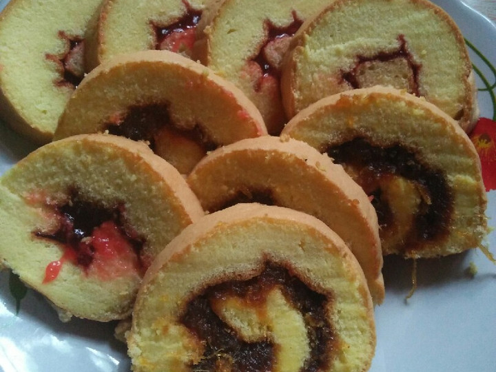 Resep Bolu gulung 2 rasa strawberry dan nenas. Murah