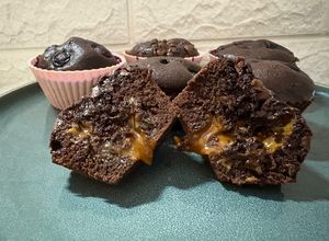 Una foto de Muffins de chocolate con corazón de dulce de leche / topping de arándanos y chips de chocolate 🍫 🫐