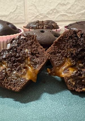 Una foto de Muffins de chocolate con corazón de dulce de leche / topping de arándanos y chips de chocolate 🍫 🫐
