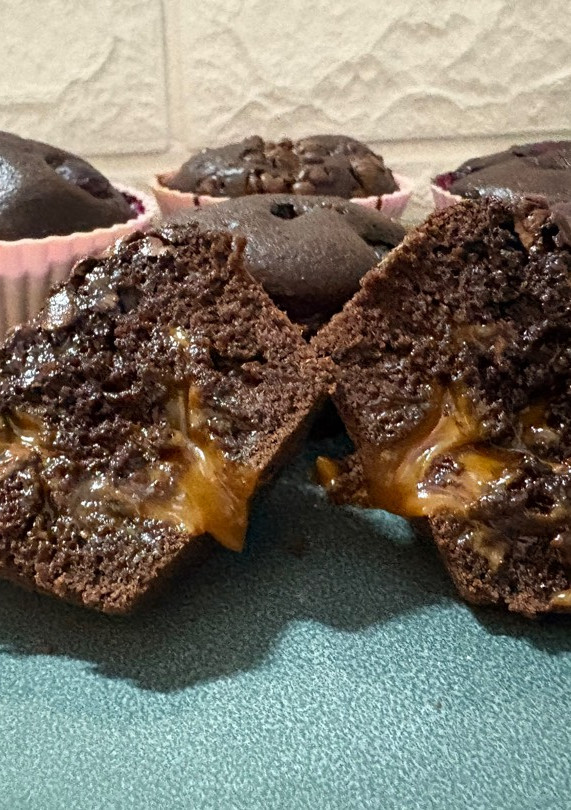 Una foto de Muffins de chocolate con corazón de dulce de leche / topping de arándanos y chips de chocolate 🍫 🫐