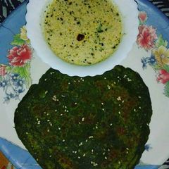 A picture of Methi ka paratha with moongfali dane ki chutney.