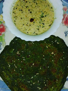 A picture of Methi ka paratha with moongfali dane ki chutney.