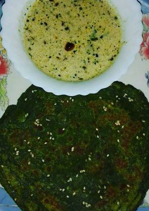 A picture of Methi ka paratha with moongfali dane ki chutney.