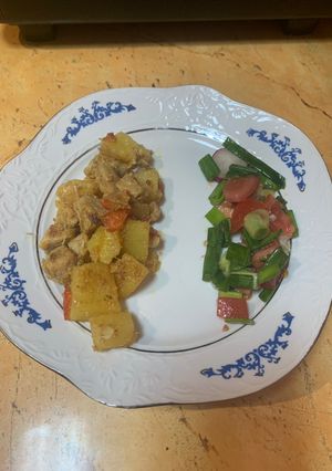 O poză a rețetei Tigaie cu porc și legume și salată de crudități.