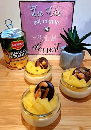 Une photo de Panna cotta vanille, ananas sirop