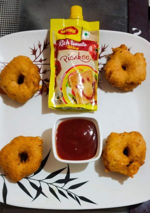 मेदु वड़ा (medu vada recipe in Hindi) रेसिपी मुख्य फोटो