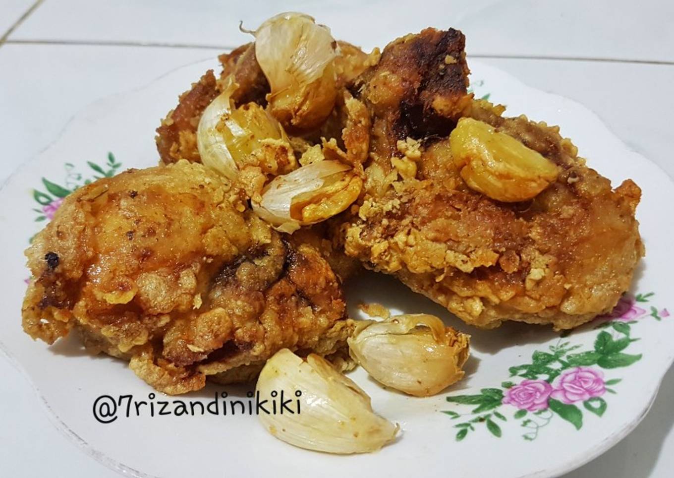 Ayam goreng bawang putih khas batam