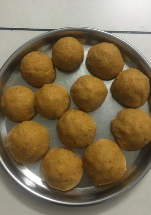 બેસન ના લાડુ (Besan Ladoo Recipe In Gujarati) રેસીપી મુખ્ય ફોટો