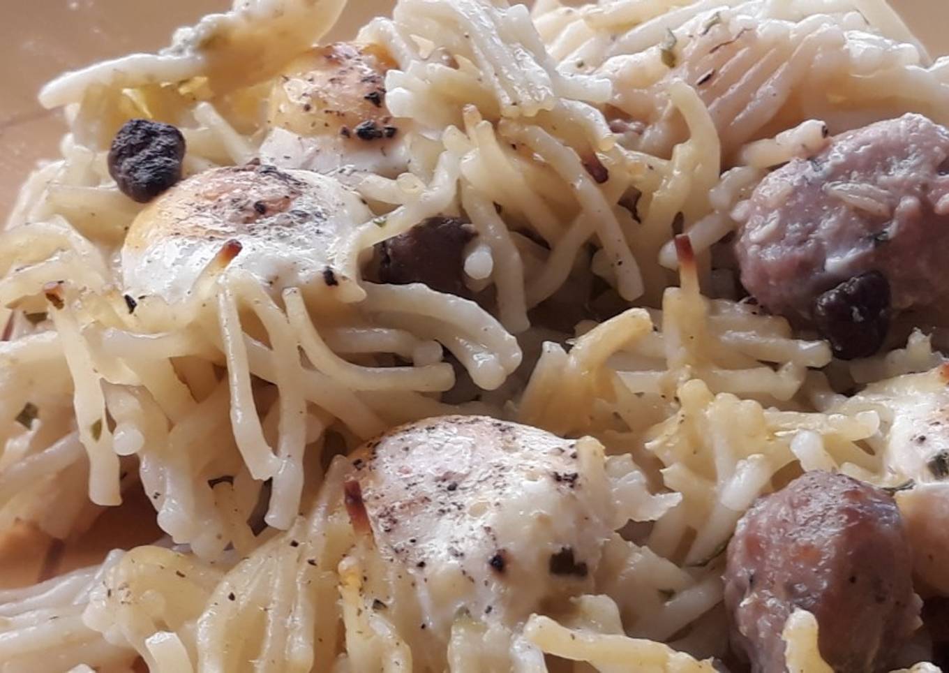 Fideos al horno con albóndigas y huevos de codorniz