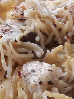 Una foto de Fideos al horno con albóndigas y huevos de codorniz