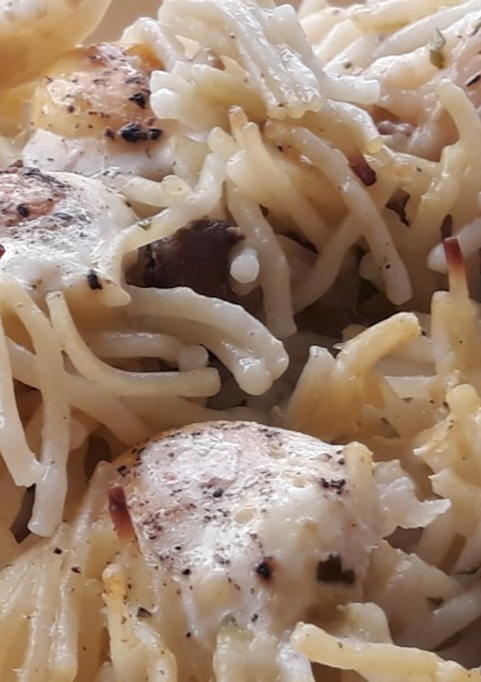 Una foto de Fideos al horno con albóndigas y huevos de codorniz