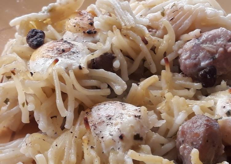 Fideos al horno con albóndigas y huevos de codorniz