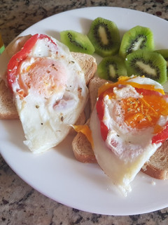 Una foto de Huevos fritos con pimentón.🥚🥚
