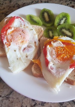 Una foto de Huevos fritos con pimentón.🥚🥚