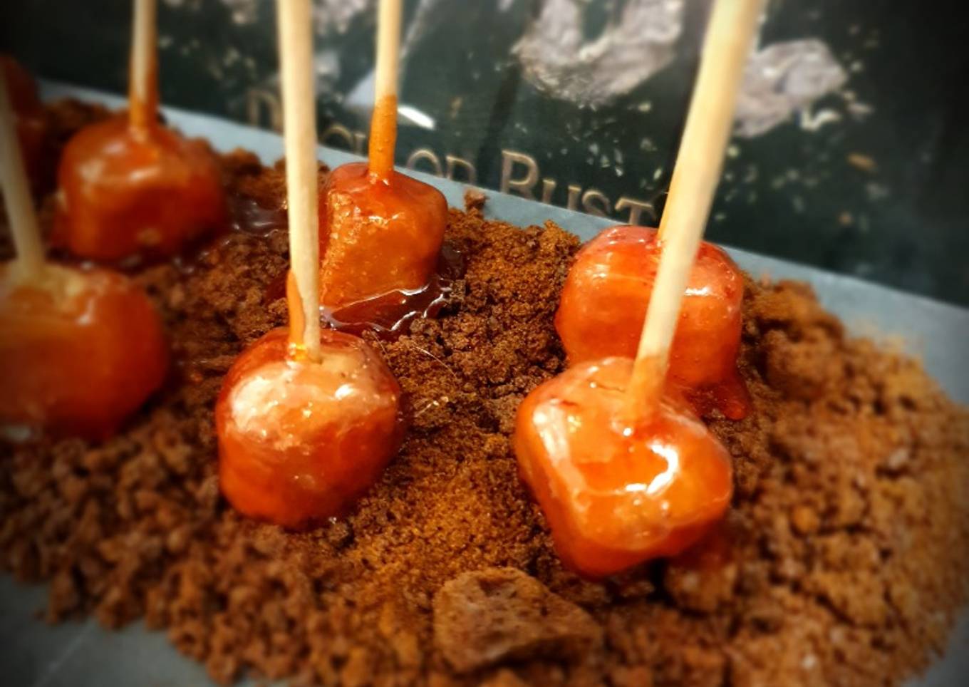 Sucettes de foie gras caramélisées sur chapelure de pain d'épices